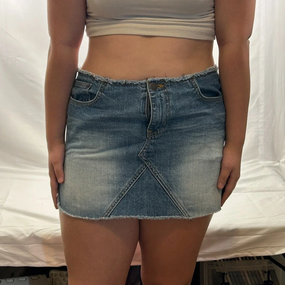 Abercrombie & Fitch slits modeled materials